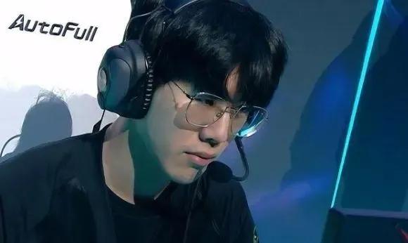 在电视机前 在电视机前